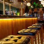 Barra de bar con taburetes de cuero