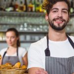 Dos camareros en una cafetería que usa Gestor de cocina