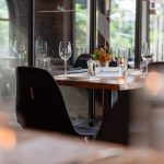 Mesa de restaurante con un cartel de "reservado"
