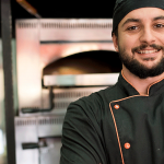 Cocinero sonriendo frente a la cámara