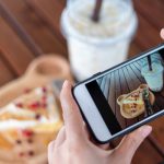 Una persona haciendo una foto a la comida