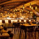 Interior de un restaurante con paredes de ladrillo visto