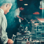 Cocineros en una cocina trabajando